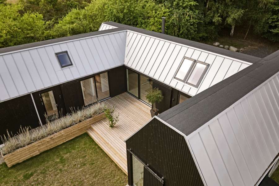 Vom Architekten gestaltetes Doppel-Ferienhaus, verkleidet mit Stahlprofilen und Holz, Skovsøvej 15, 4200 Slagelse